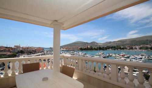 Deluxe Two-Bedroom Apartment with Terrace and Sea View