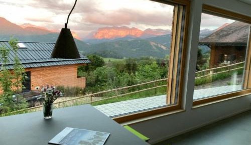 Apartment with Mountain View