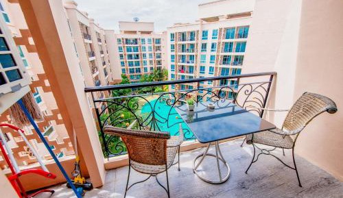 Apartment with Pool View 