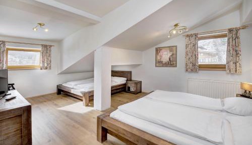 Three-Bedroom Apartment with Shower