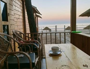 Deluxe suite with side sea view