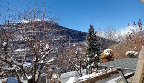 Apartment with Mountain View