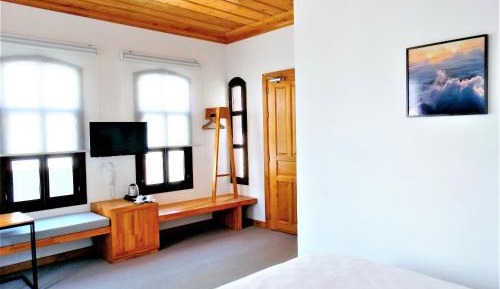 Deluxe Room (2 Adults + 1 Child)