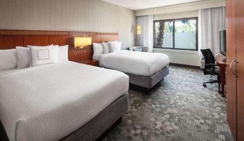 Guestroom Two Doubles - Hearing Accessible