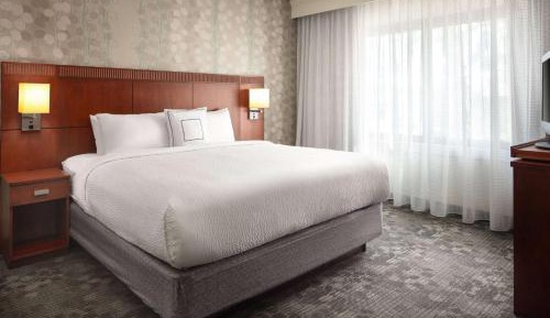 Guestroom King with Roll-In Shower - Mobility Accessible 