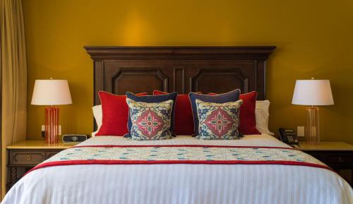 Deluxe One-Bedroom Suite