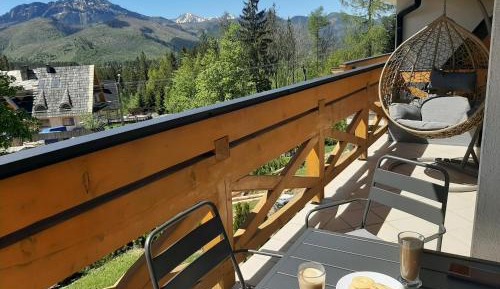 Apartment with Mountain View