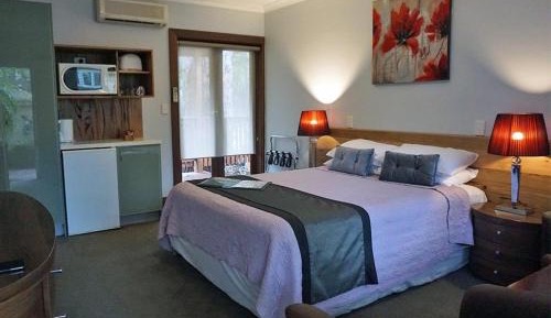 Executive Queen Room with Courtyard View and Spa Bath