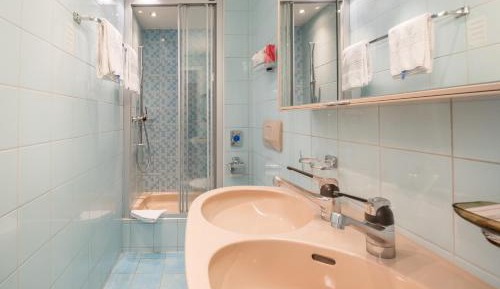 Familiy Room (2 Adults + 2 Children)