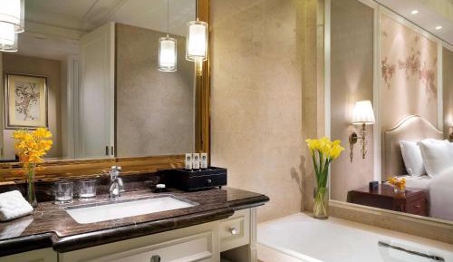 Deluxe king bed room