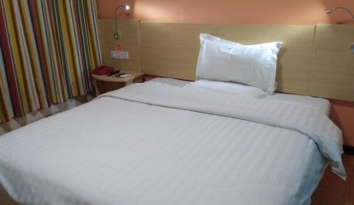 Comfortable Queen Room