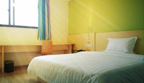 Comfortable Queen Room