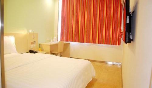 Comfortable Queen Room