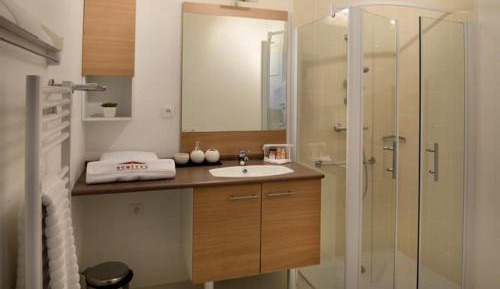 Apartment with Shower