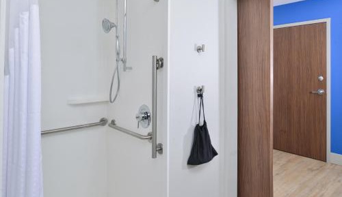 King Suite with Transfer Shower - Communications Access