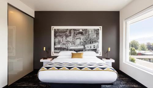 NEXT Level X - Deluxe King Room City View