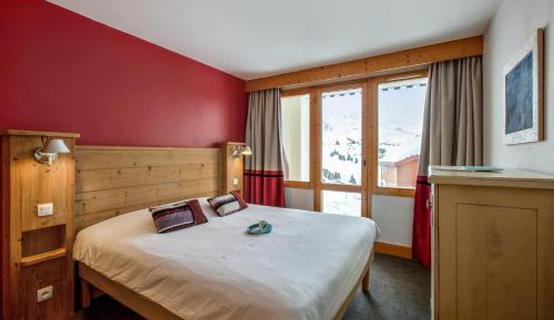 Two-Bedroom Apartment with Sleeping Alcove and Mountain View (7 People) - South Side