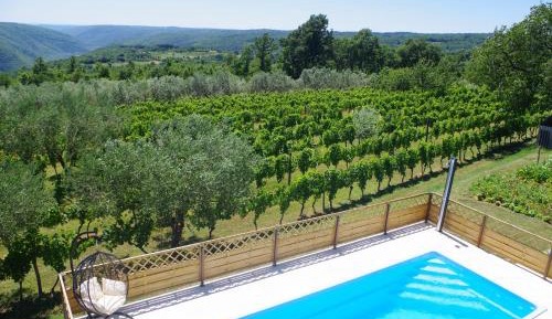 Apartment with Pool View 
