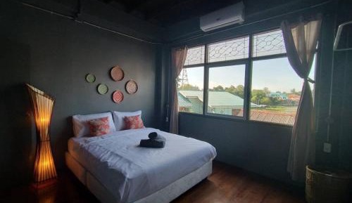 Deluxe Queen Room with Shared Bathroom