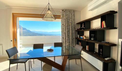 Apartment with Mountain View