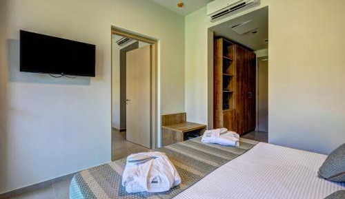 Suite with Land View