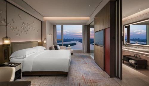 Classic King Room with River View - High Floor/Lounge Access