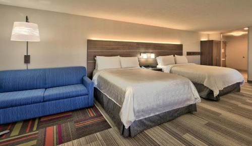 Queen Room with Two Queen Beds Hearing Accessible with Roll-In Shower - Non-Smoking