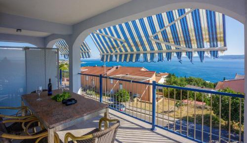 One-Bedroom Apartment with Sea View