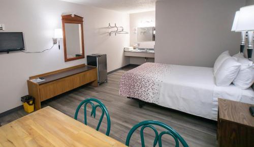 Deluxe Queen Suite