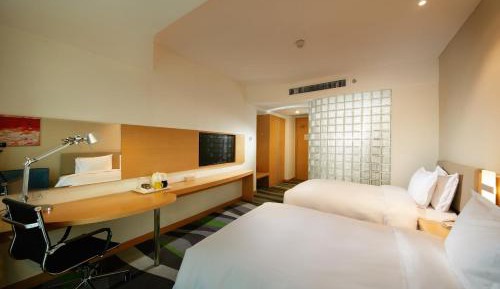 Standard Twin Room with Walk-In Shower