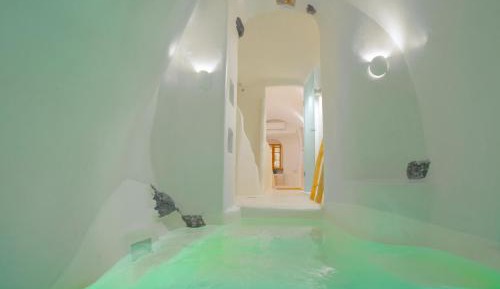 Junior Cave Suite with indoor hot tub (2 adults)