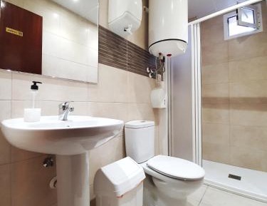 Economy Twin Room with Shared Bathroom