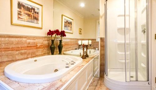 Deluxe King Room with Spa Bath and Fireplace
