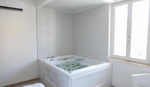 Queen Room with Spa Bath