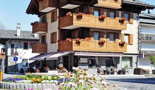 One-Bedroom Apartment with Balcony