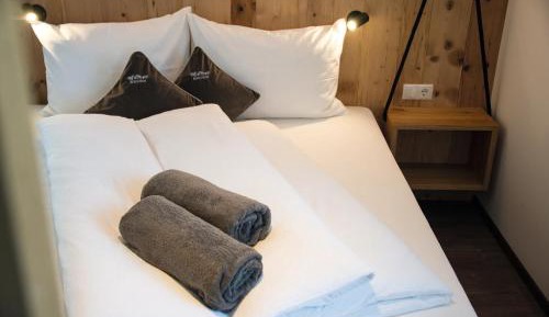 Apartment with Mountain View