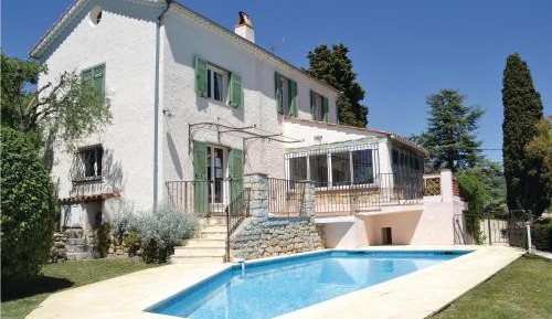 Three-Bedroom Holiday Home 