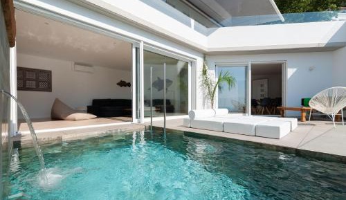 Four-Bedroom House with sea view