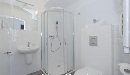 Double Room with Private Bathroom - Lower Ground Floor (No.13)