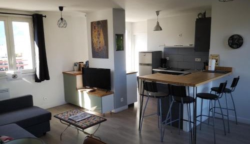 Apartment with Mountain View