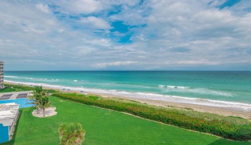 Two-Bedroom Apartment with Ocean View and Balcony