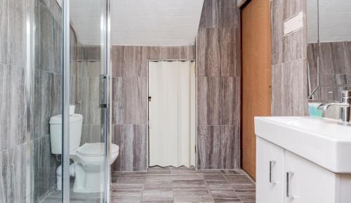 Lower Ground Studio Apartment with private kitchen
