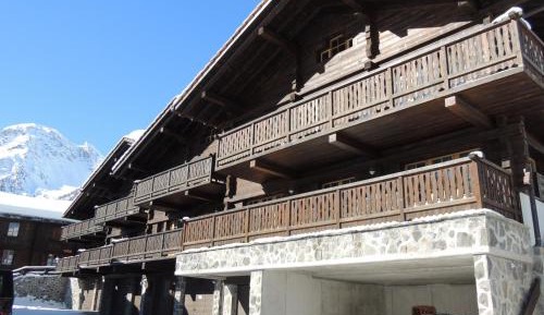 Apartment with Mountain View