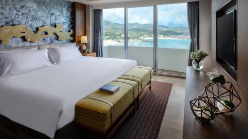 Cape Manza Suite with Club Lounge Access