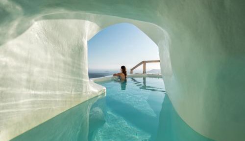 Grand Honeymoon Suite with Heated Plunge Pool and Caldera View