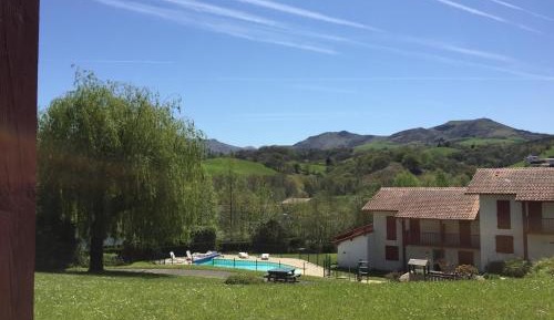Apartment with Mountain View