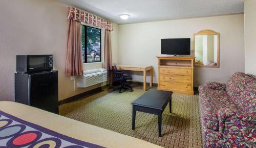King Room with Roll-In Shower - Mobility/Hearing Accessible - Non-Smoking