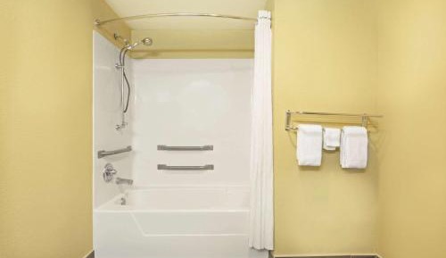 Queen Room - Disability Access - Non-Smoking
