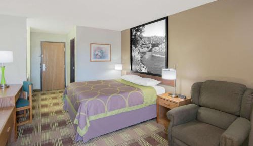 King Room with Bath Tub - Mobility Accessible/Non-Smoking