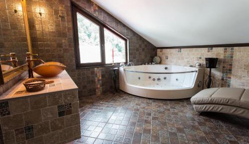 Deluxe Suite with Spa Bath